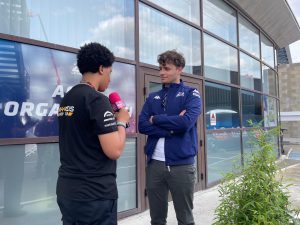 Les Pitchounes aux 24H du Mans avec les pilotes et les équipes de mécaniciens de la team Akkodis-Asp