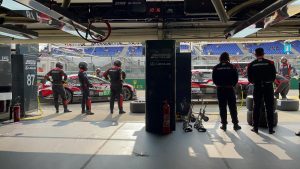 Les Pitchounes aux 24H du Mans avec les pilotes et les équipes de mécaniciens de la team Akkodis-Asp