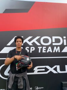 Les Pitchounes aux 24H du Mans avec les pilotes et les équipes de mécaniciens de la team Akkodis-Asp