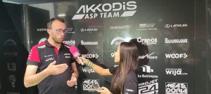 Les Pitchounes aux 24H du Mans avec les pilotes et les équipes de mécaniciens de la team Akkodis-Asp