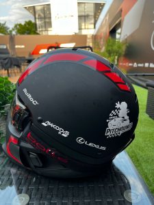 Les Pitchounes aux 24H du Mans avec les pilotes et les équipes de mécaniciens de la team Akkodis-Asp