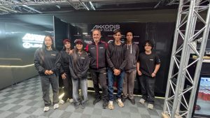 Les Pitchounes aux 24H du Mans avec les pilotes et les équipes de mécaniciens de la team Akkodis-Asp