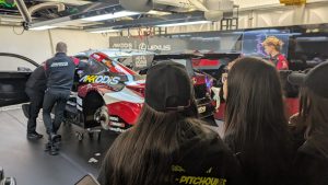 Les Pitchounes aux 24H du Mans avec les pilotes et les équipes de mécaniciens de la team Akkodis-Asp