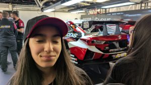Les Pitchounes aux 24H du Mans avec les pilotes et les équipes de mécaniciens de la team Akkodis-Asp
