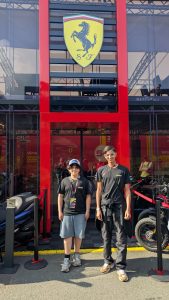Les Pitchounes aux 24H du Mans avec les pilotes et les équipes de mécaniciens de la team Akkodis-Asp