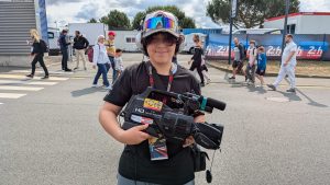 Les Pitchounes aux 24H du Mans avec les pilotes et les équipes de mécaniciens de la team Akkodis-Asp