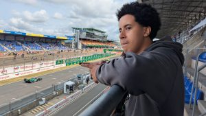 Les Pitchounes aux 24H du Mans avec les pilotes et les équipes de mécaniciens de la team Akkodis-Asp