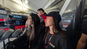 Les Pitchounes aux 24H du Mans avec les pilotes et les équipes de mécaniciens de la team Akkodis-Asp