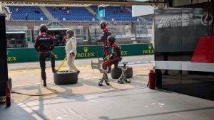 Les Pitchounes aux 24H du Mans avec les pilotes et les équipes de mécaniciens de la team Akkodis-Asp