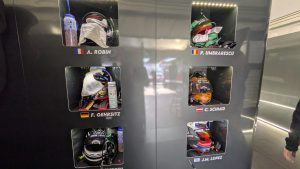 Les Pitchounes aux 24H du Mans avec les pilotes et les équipes de mécaniciens de la team Akkodis-Asp