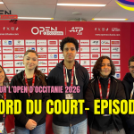 5 jeunes de l'association Media-Pitchounes devant un panneau de l'open d'Occitanie
