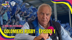 Colomiers Rugby. Alain Carré tient le micro. Derrière un image de supporteurs agitant des drapeaux bleus dans les tribunes, et un visuel de l'épisode "Le mag des Pitchounes-Episode 1"