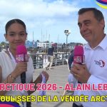 Alain Leboeuf, président du Vendée Globe et de la Vendée Arctique, interviewé par une jeune reporter de Media Pitchounes aux Sables-d'Olonne.