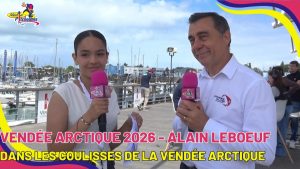 Alain Leboeuf, président du Vendée Globe et de la Vendée Arctique, interviewé par une jeune reporter de Media Pitchounes aux Sables-d'Olonne.