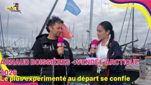 Arnaud Boissières, skipper de l'IMOCA April Marine, interviewé par une jeune reporter de Media Pitchounes avant la Vendée Arctique 2026.