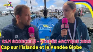 Sam Goodchild, skipper de MACIF Santé Prévoyance, interviewé par une jeune reporter de Media Pitchounes avant le départ de la Vendée Arctique 2026.