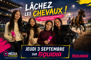 Les quatre jeunes reporters de Média-Pitchounes avec leurs caméras et microphones lors du tournage du documentaire Lâchez les chevaux