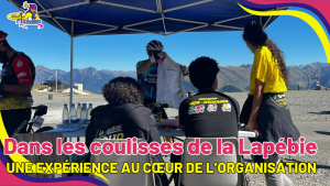 Bénévoles et coureur réunis lors du ravitaillement de la Lapébie dans les Pyrénées.